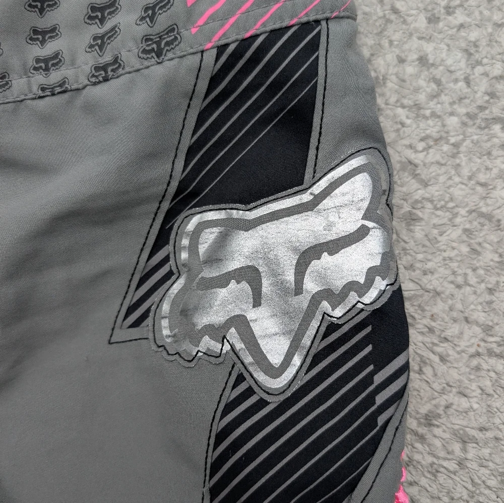 Fox Gray and Pink Cargo Shorts with Stylish Accents - Picture 4 of 9
